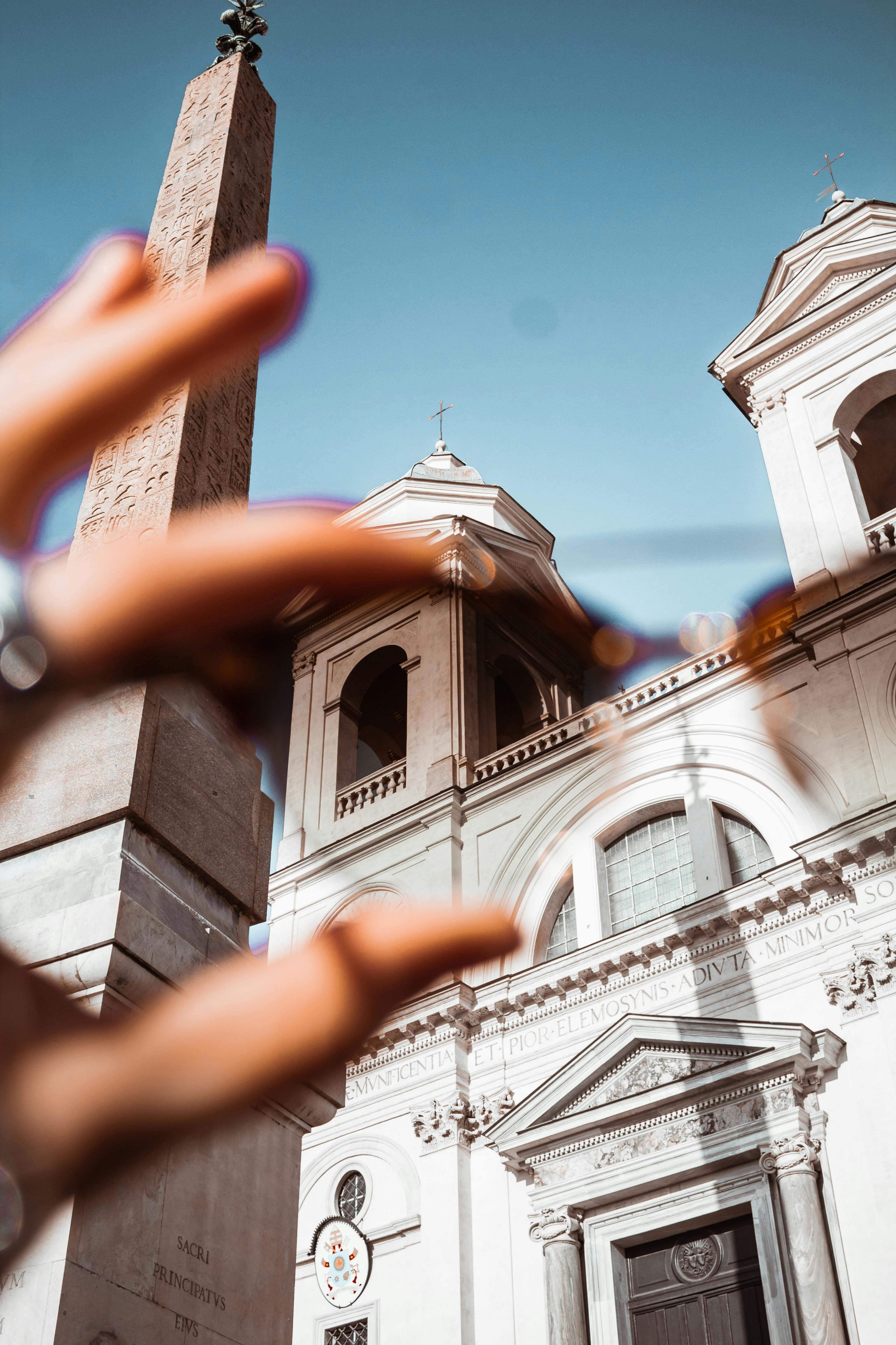 透过太阳镜俯瞰三一教堂，历史建筑尽收眼底