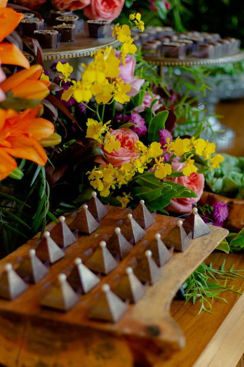 Gratis stockfoto met bloemen, bloemstuk, chocolade