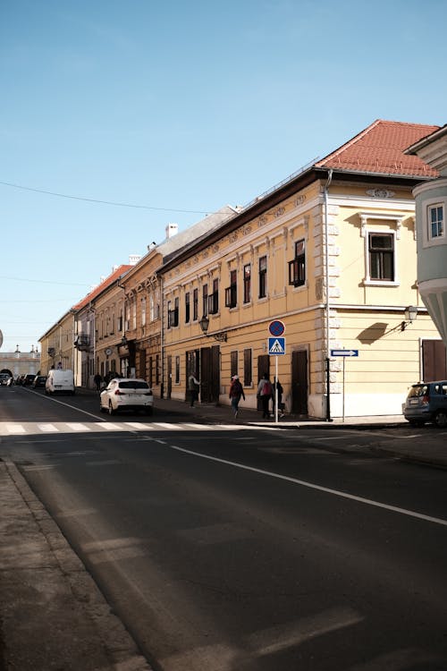 Бесплатное стоковое фото с автомобили, асфальт, вертикальный выстрел