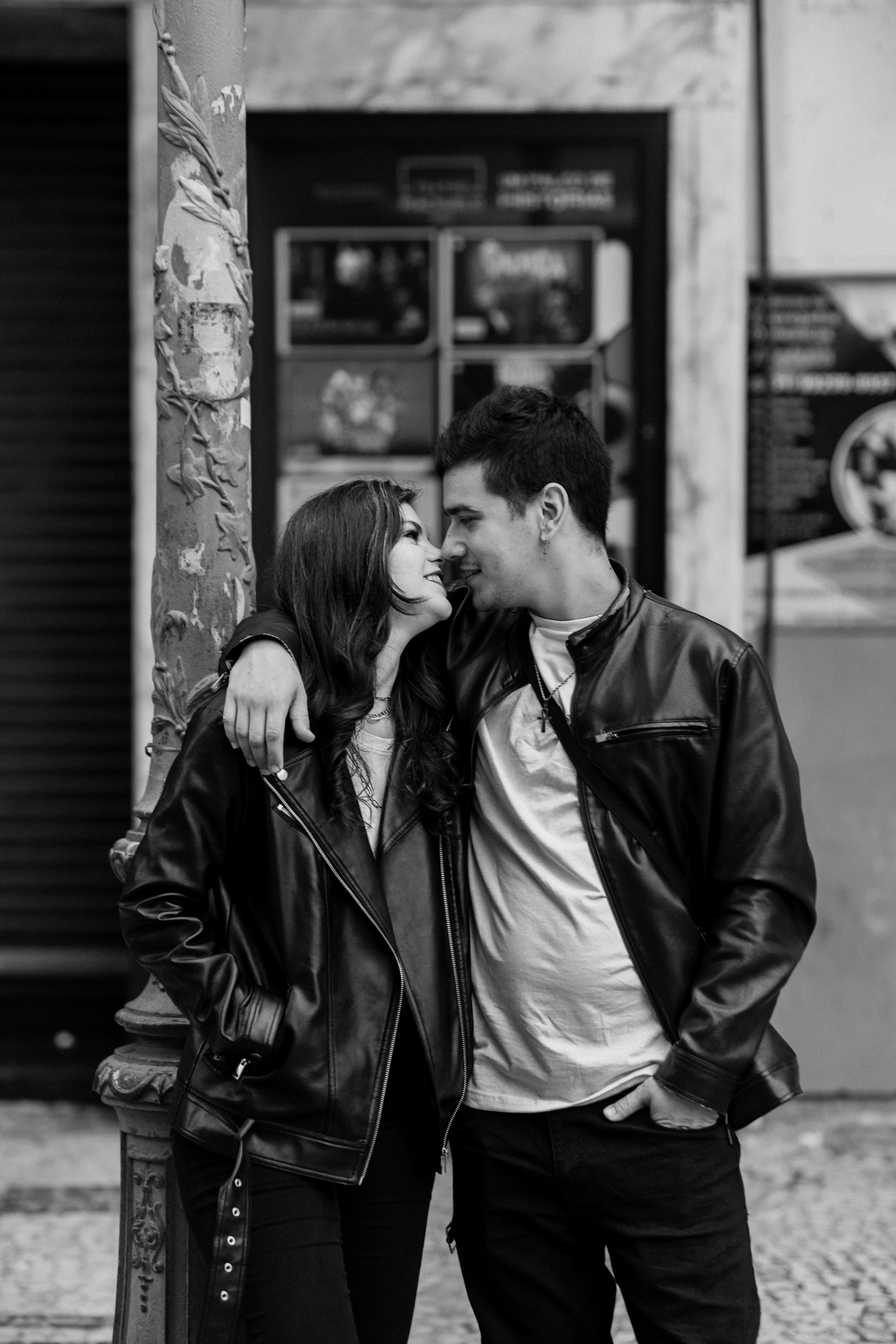 Kissing Couple in Black and White · Free Stock Photo