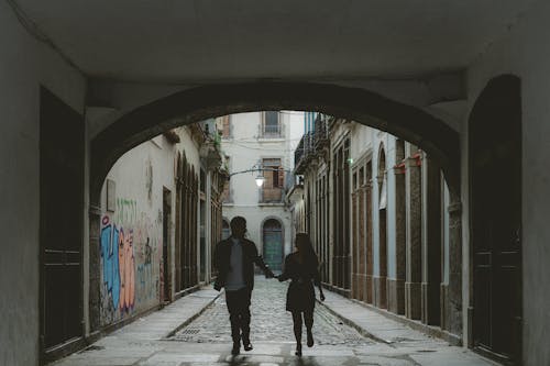 Foto profissional grátis de adulto, alameda, ao ar livre