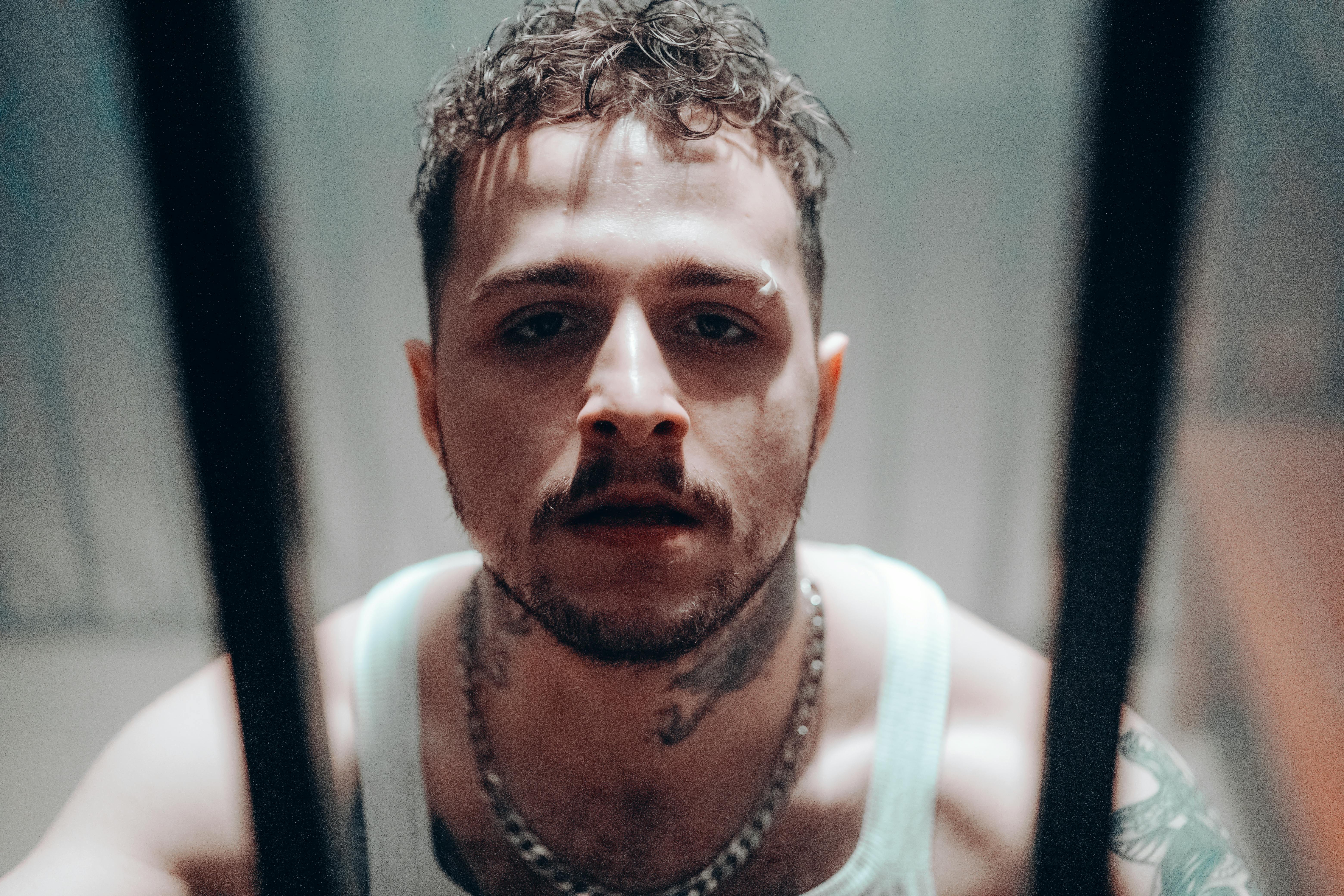 Viagra boys Cincinnati: a closer look at male wellness supplements in the local context — Photo by Wolrider YURTSEVEN on Pexe