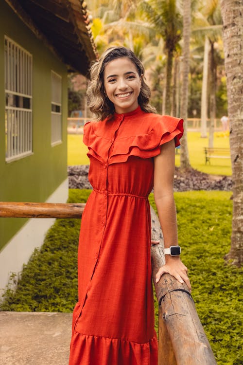 Základová fotografie zdarma na téma červené šaty, dřevěný, elegance