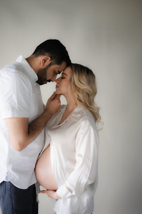 Бесплатное стоковое фото с белые рубашки, белый фон, беременная