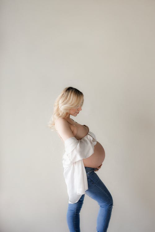 Δωρεάν στοκ φωτογραφιών με γυναίκα, έγκυος, κατακόρυφη λήψη
