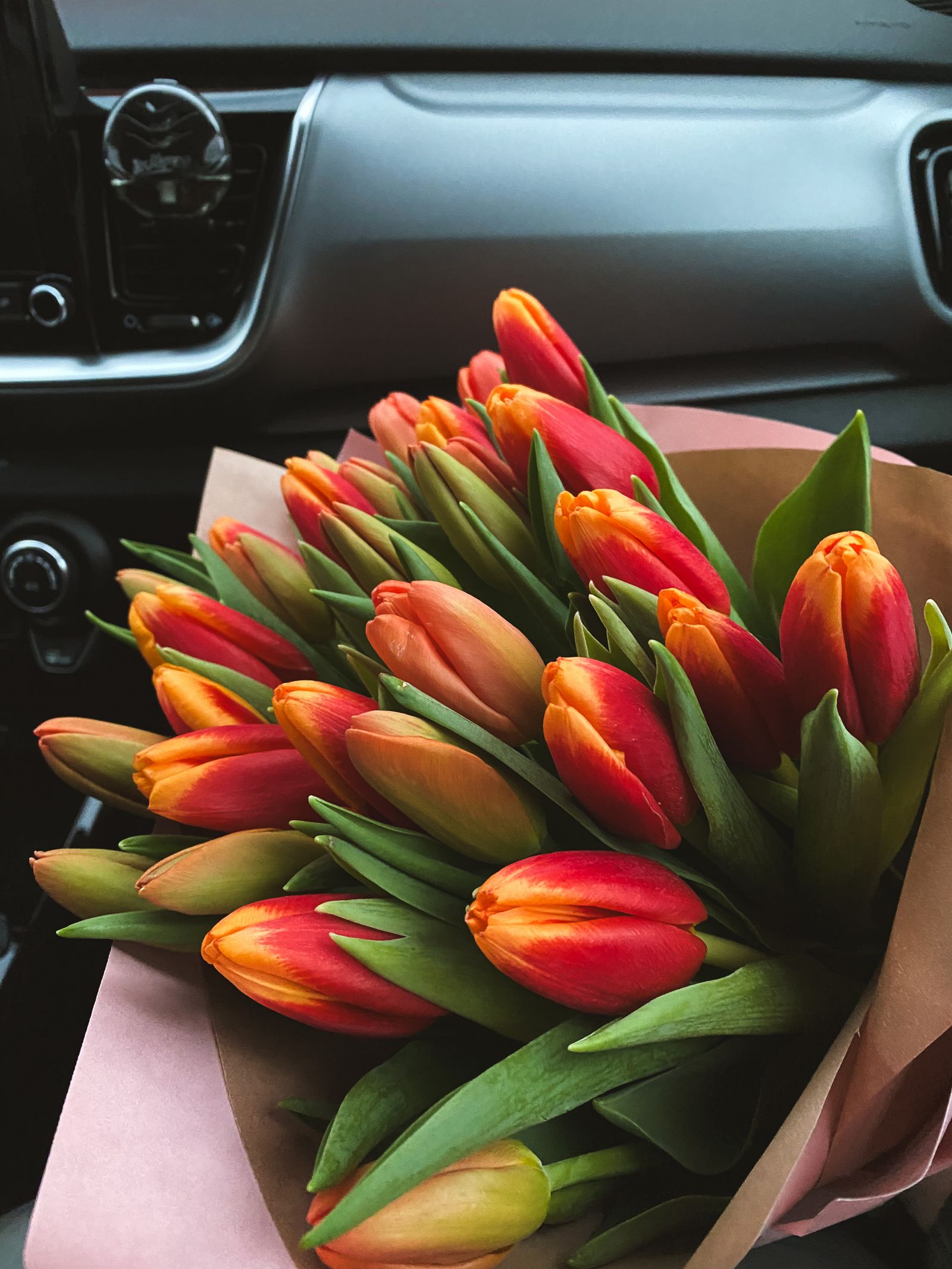 Bos rood-gele tulpen in papier