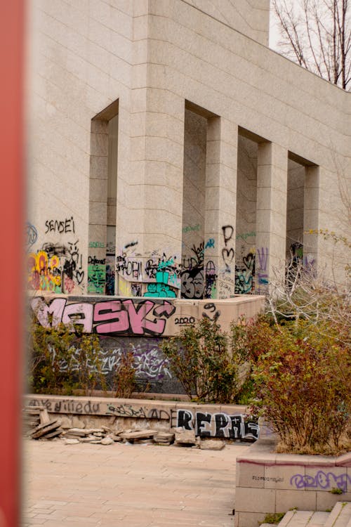 Безкоштовне стокове фото на тему «Будівля, вертикальні постріл, графіті»
