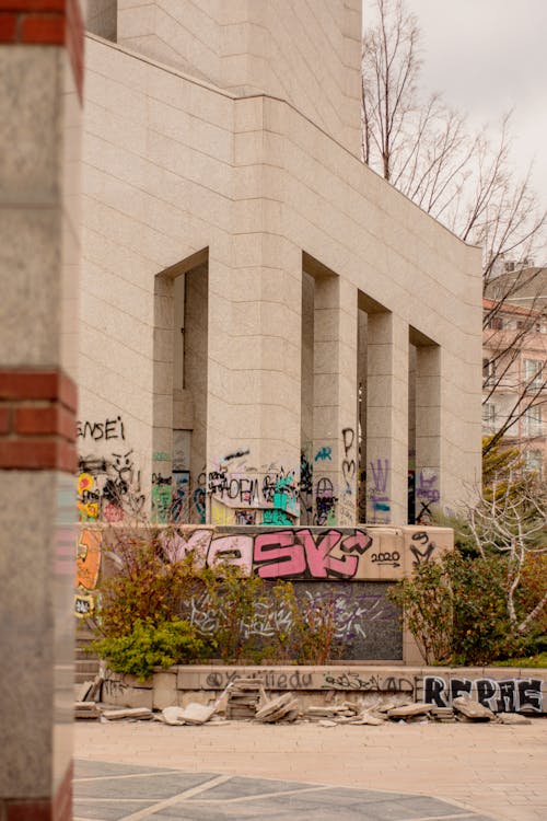 Безкоштовне стокове фото на тему «Будівля, вертикальні постріл, графіті»