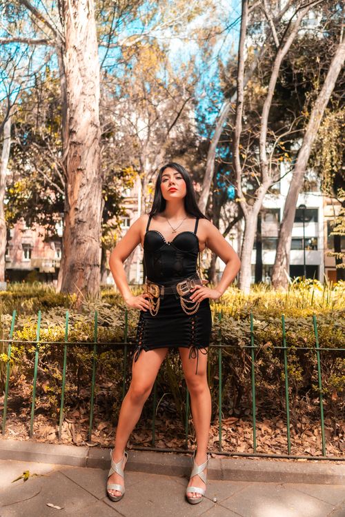 Free Stylish woman posing in a sunny park in Ciudad de México, showcasing modern fashion against a natural backdrop. Stock Photo