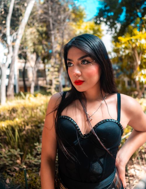 Free Stylish portrait of a woman in a park in Mexico City, showcasing fashion and nature. Stock Photo