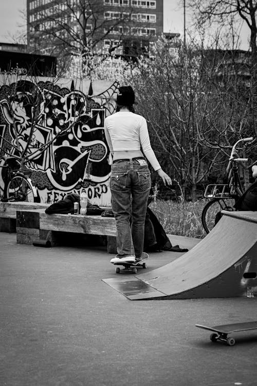 Δωρεάν στοκ φωτογραφιών με skateboarding, ασπρόμαυρο, αστικός