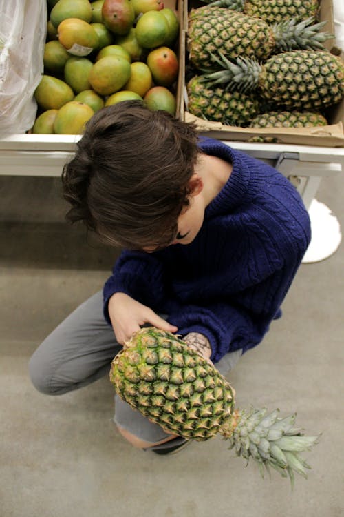 Ilmainen kuvapankkikuva tunnisteilla aasialainen mies, ananakset, hedelmät