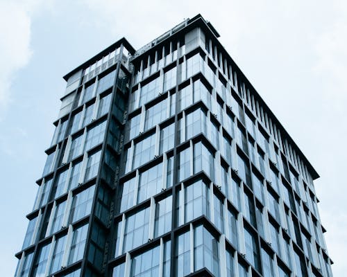 Edificio De Cristal Cortina Bajo Un Cielo Azul