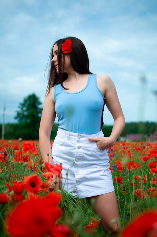 Gratis stockfoto met blauwe tanktop, bloemen, fotomodel