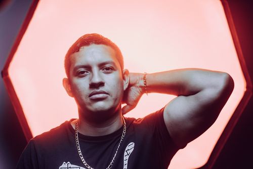 Free Portrait of a confident man against a dramatic red background, showcasing style and attitude. Stock Photo