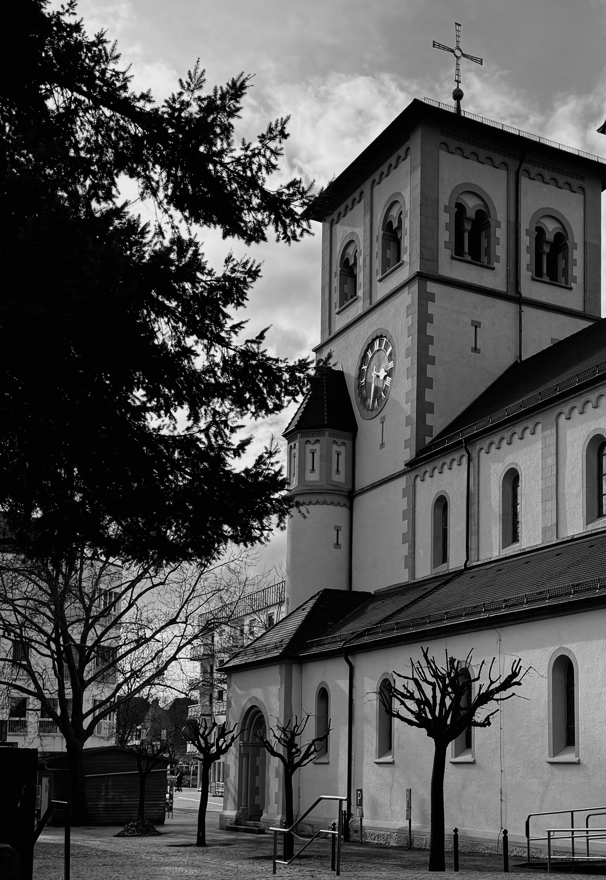 A black and white photo of a church · Free Stock Photo