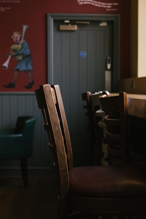 Darmowe zdjęcie z galerii z drewniany, krzesło, pionowy strzał