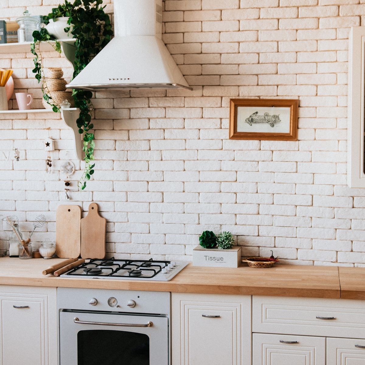 Cozinha organizada com armários e utensílios