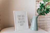 室内花瓶旁有一句名言：“以感恩的心开始每一天”