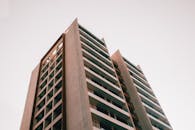 从低角度拍摄的孟买当代摩天大楼，展现了现代建筑与城市设计