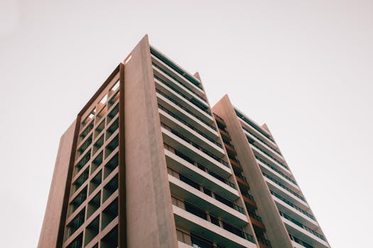 从低角度拍摄的孟买当代摩天大楼，展现了现代建筑与城市设计