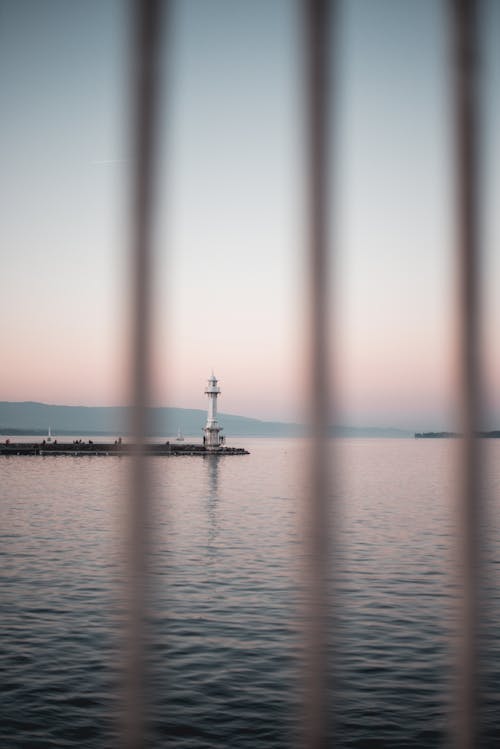 Foto De Enfoque Selectivo Del Faro Junto Al Mar