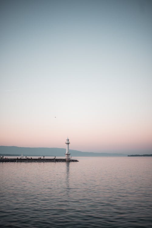 Farol Branco Ao Lado Do Corpo D'água