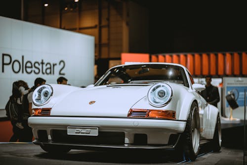 gratis Witte Porsche 911 Coupé In Een Autoshow Stockfoto