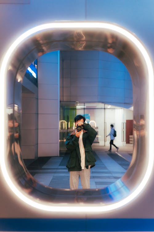 거울, 남자, 녹색 자켓의 무료 스톡 사진