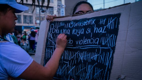 Безкоштовне стокове фото на тему «банер, демонстрація, жінка»