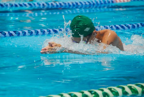 Foto De Enfoque Superficial De Una Persona Nadando