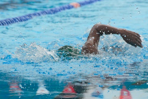 Foto profissional grátis de água, ao lado da piscina, atividade física