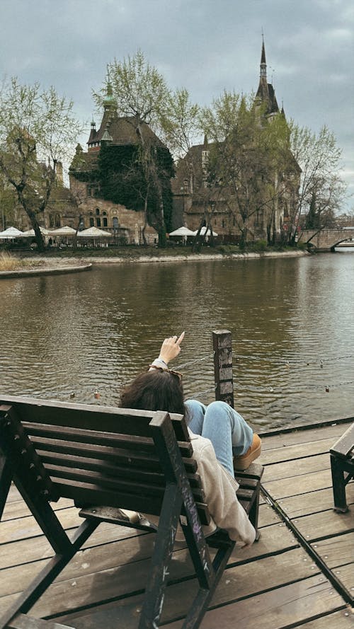 Kostnadsfri bild av budapest, pekande, person