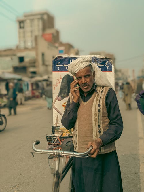 Fotobanka s bezplatnými fotkami na tému bicykel, držanie, hovoriť po telefóne