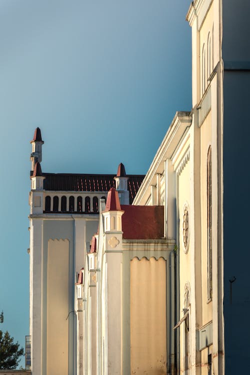Darmowe zdjęcie z galerii z biały, budynek, czyste niebo
