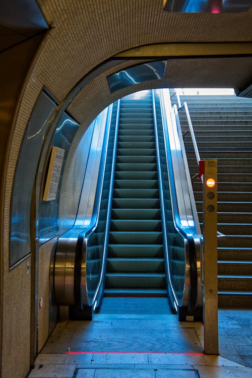 Gratis stockfoto met doorgang, handrails, luchthaven