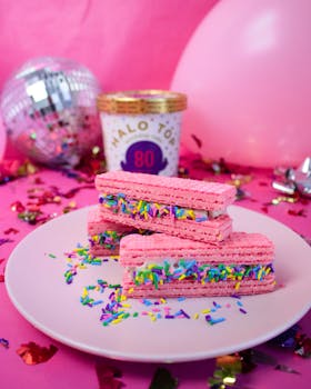 节日派对上，亮粉色的冰淇淋三明治撒着色彩缤纷的糖霜