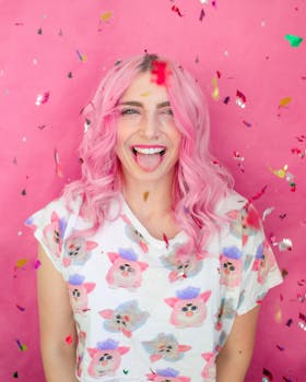 在活泼的粉红色背景下，粉红色头发与五彩纸屑般的趣味点缀相映成趣，充满活力