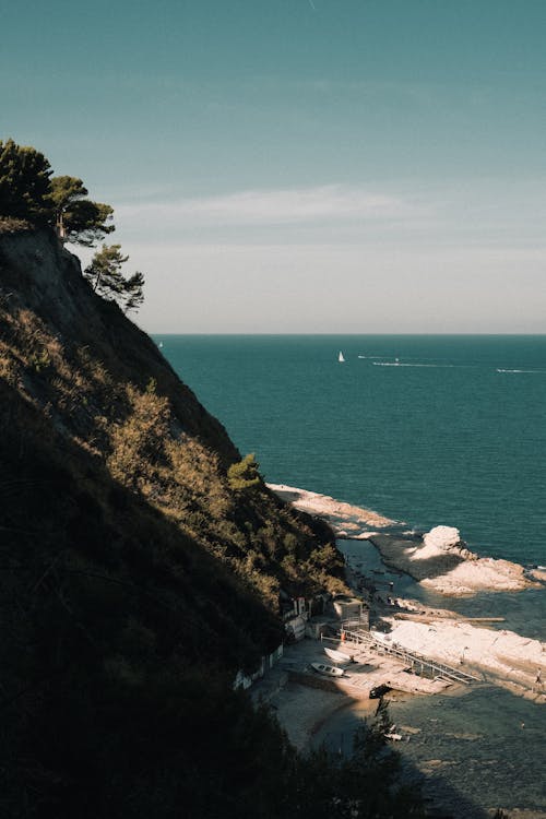 Gratis lagerfoto af bakke, blå himmel, hav