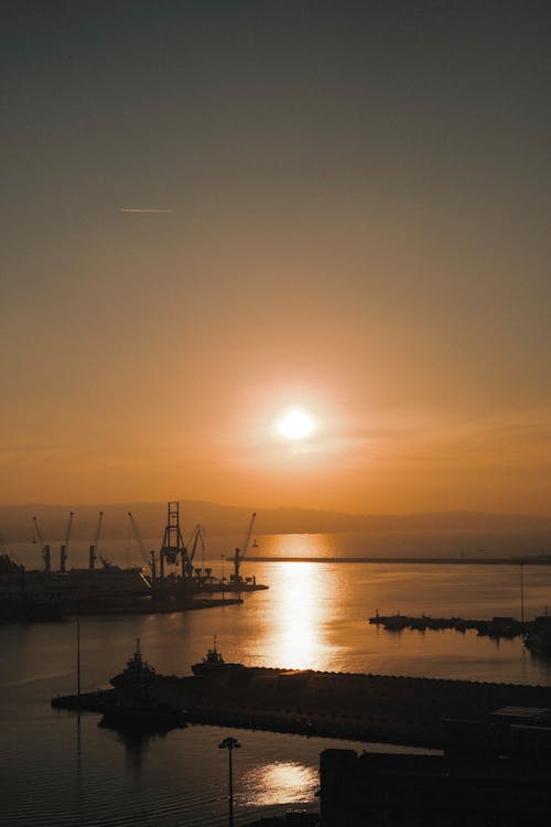 Photos gratuites de bateaux, coucher de soleil, grues