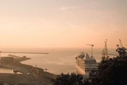 Photos gratuites de à quai, bateau de croisière, grues