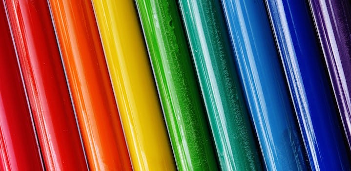 特写镜头中，色彩鲜艳的油漆管被排列成彩虹图案