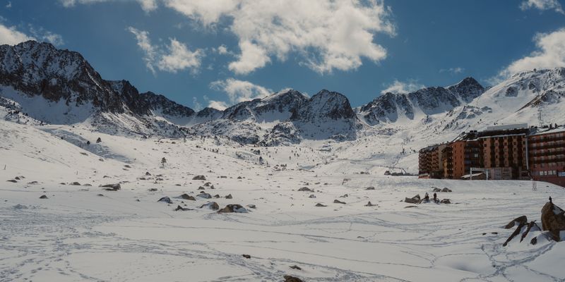 Montañas nevadas en El Pas de la Casa, en el dominio de Grandvalira