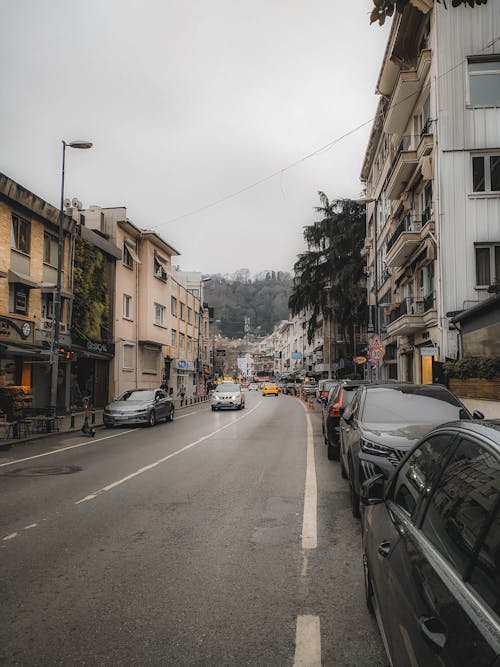 Foto profissional grátis de automóveis, casas, céu nublado