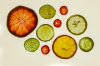 俯视明亮的表面，上面铺满了充满活力的柑橘、猕猴桃和草莓片