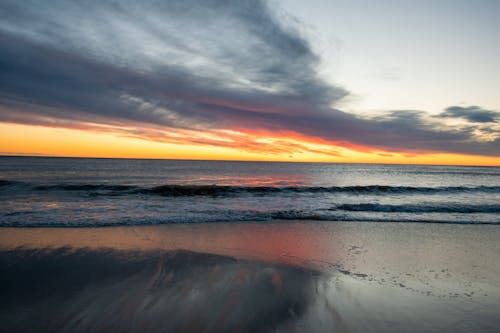 瑙塞特海滩日出时的灰云