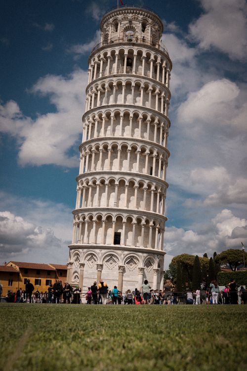 Free Capture of the iconic Leaning Tower of Pisa under a clear spring sky. Stock Photo