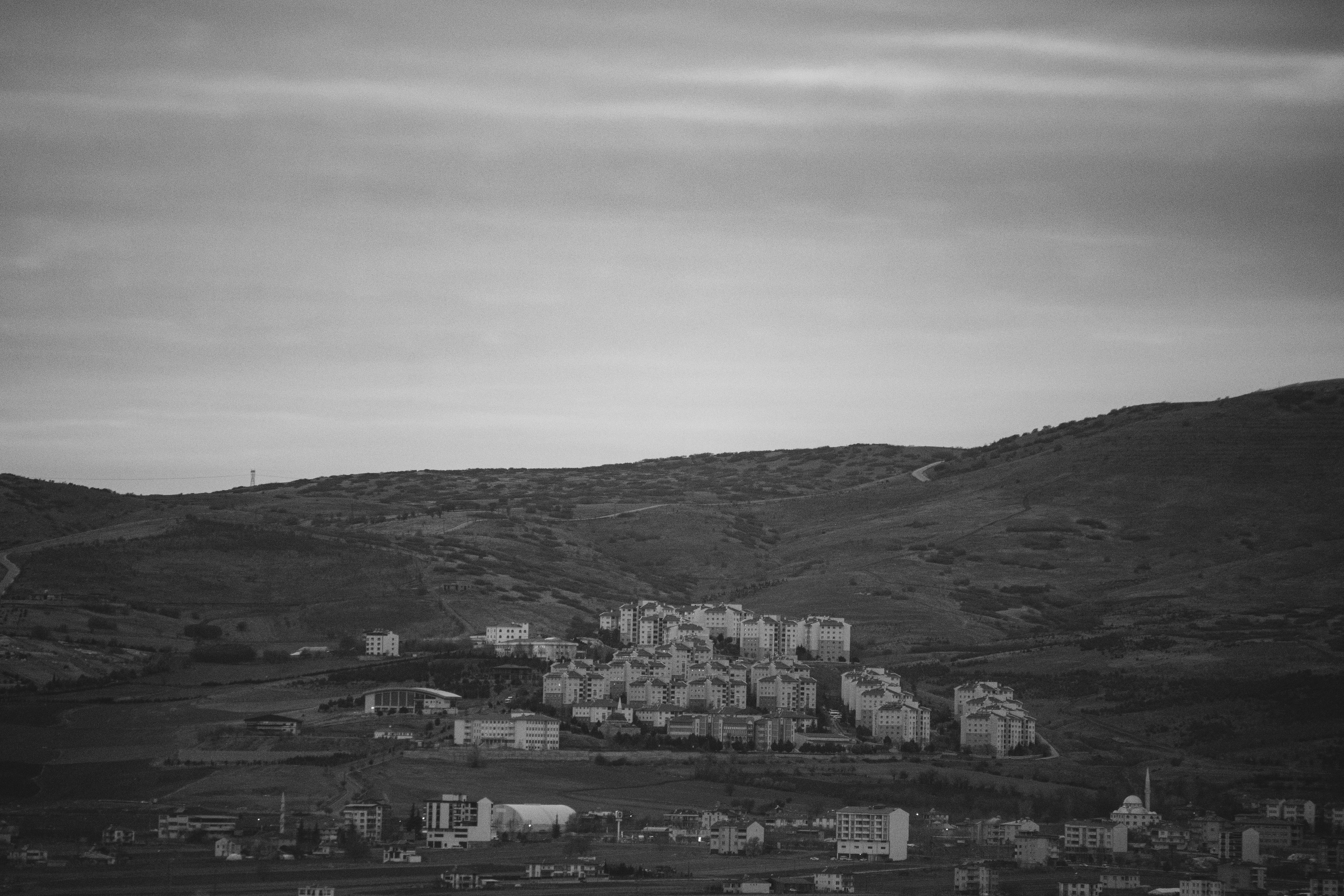 Un paisaje tranquilo de un pueblo del noreste de Siria a la luz del día