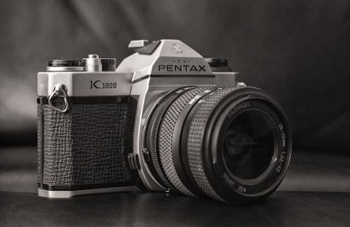 Fotobanka s bezplatnými fotkami na tému analógový, čierny a biely, fotoaparát