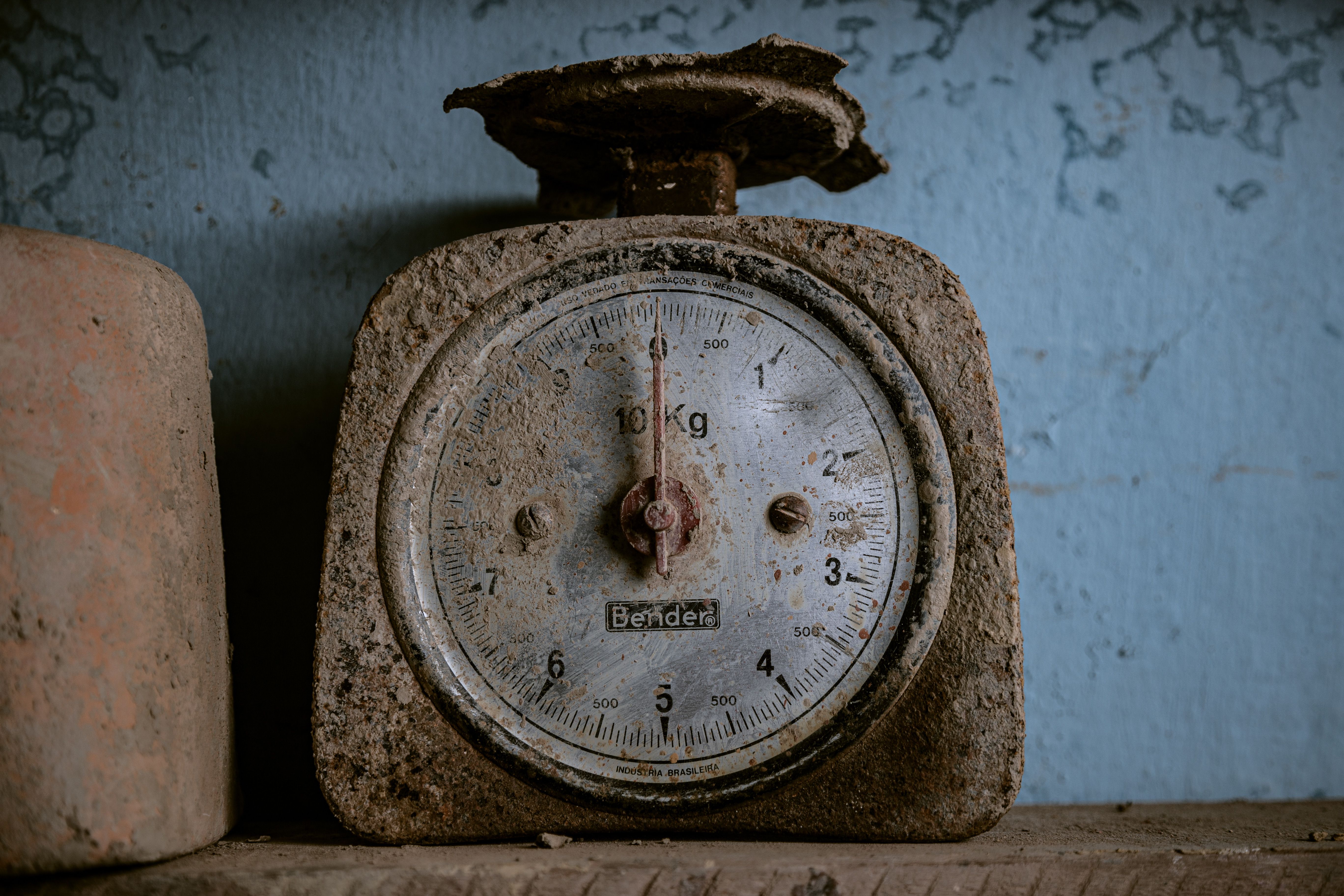 Tools; hand-operated mechanical appliances, weighing 10kg or less, used in the preparation, conditioning or serving of food or drink